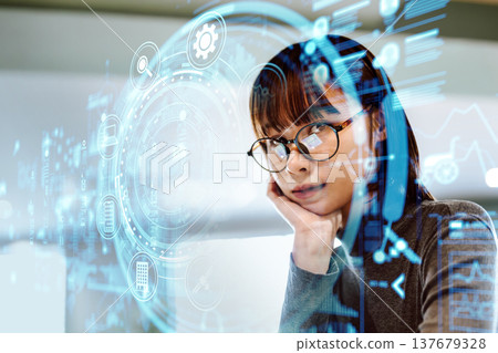 一位戴著眼鏡、表情若有所思的女士。 137679328