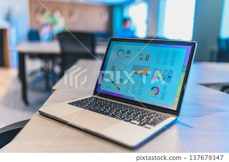 在辦公室打開的筆記型電腦上的數據分析介面。 137679347