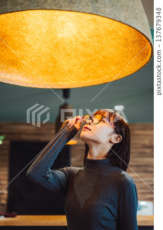 一個女人抬頭望著燈光 137679348