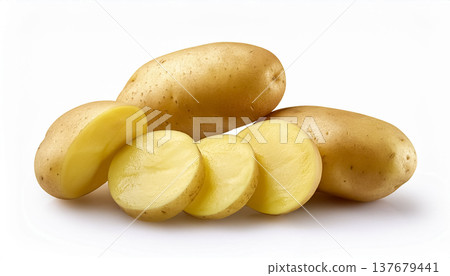 白色背景上的馬鈴薯 | 根莖類蔬菜切面 白色背景上的馬鈴薯 | 根莖類蔬菜切面 137679441