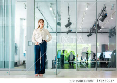 在辦公室使用筆記型電腦的年輕女商人 在辦公室使用筆記型電腦的年輕女商人 137679957