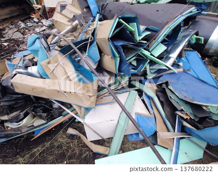 拆除工地堆積如山的建築材料和金屬廢料。 137680222
