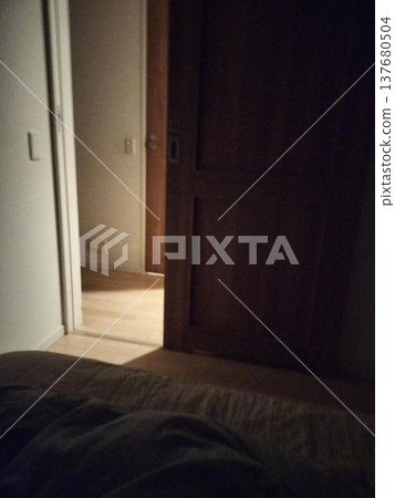 光線從縫隙漏出來 137680504