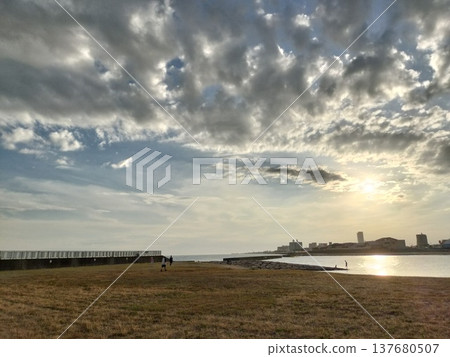 在海上日落 137680507