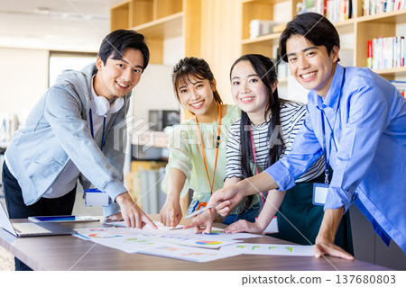 一個男人和一個女人開會 137680803