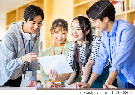 Male and female office workers having a meeting 137680806