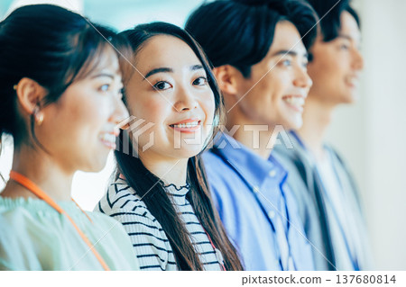 年輕商人在辦公室 137680814