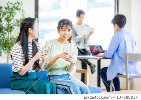 年輕工程師在辦公室 137680817