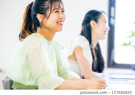 女大學生在教室上課 137680893