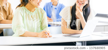 兩名女性正在學習 137680905