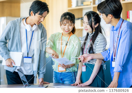 辦公室裡，男女上班族排成一排。 137680926