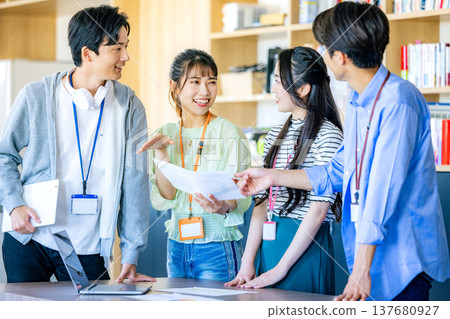 辦公室裡，男女上班族排成一排。 137680927