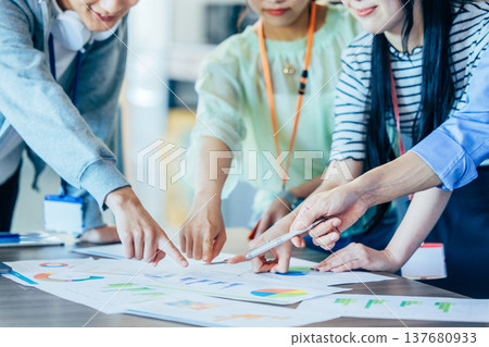 在辦公室的業務人會議 137680933