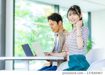 在辦公室使用電腦的商務場景 137680967