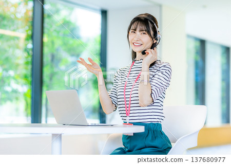 在呼叫中心工作的年輕女子 在呼叫中心工作的年輕女子 137680977