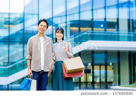購物的中年男女 購物的中年男女 137680980