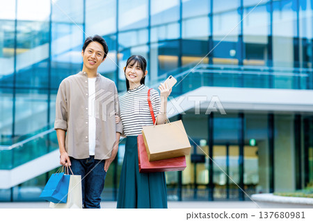 Shopping middle-aged men and women Shopping middle-aged men and women 137680981