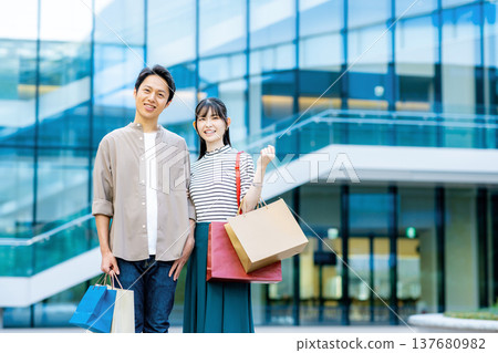 購物的中年男女 購物的中年男女 137680982
