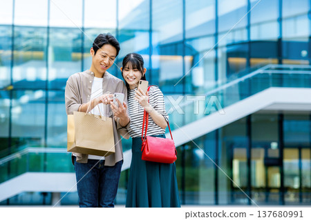 看智能手機的夫婦 137680991