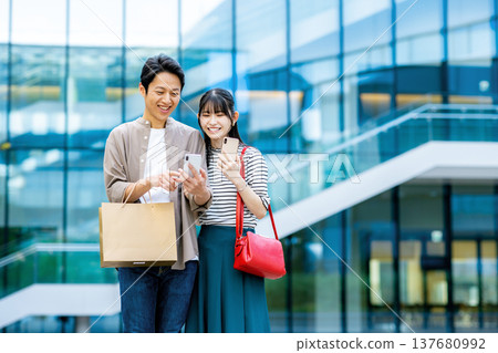 看智能手機的夫婦 137680992