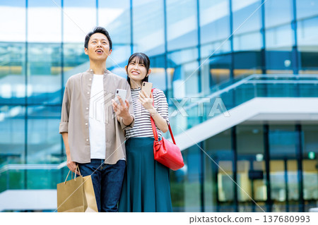 看智能手機的夫婦 看智能手機的夫婦 137680993