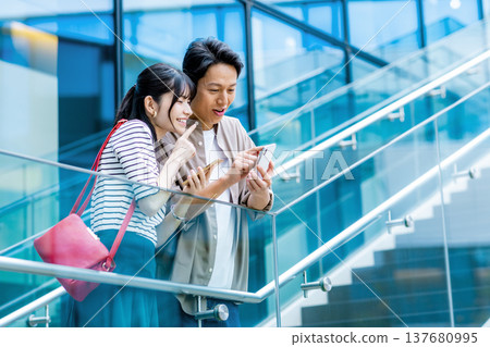 看智能手機的夫婦 看智能手機的夫婦 137680995