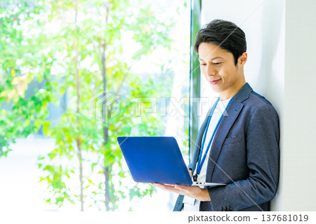 與便攜式計算機的一個商人 137681019