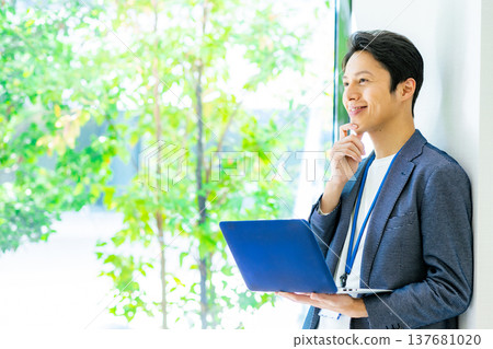 與便攜式計算機的一個商人 137681020