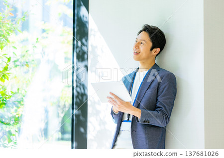 與片劑的一個商人 137681026
