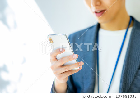 操作智能手機的一個年輕人 137681033