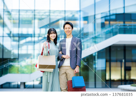 喜歡購物的男人和女人 喜歡購物的男人和女人 137681035