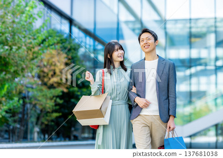 喜歡購物的男人和女人 137681038