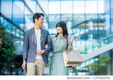 喜歡購物的男人和女人 喜歡購物的男人和女人 137681042