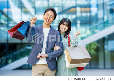 喜歡購物的男人和女人 喜歡購物的男人和女人 137681043