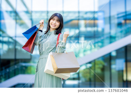 一個女人帶著購物袋 137681046