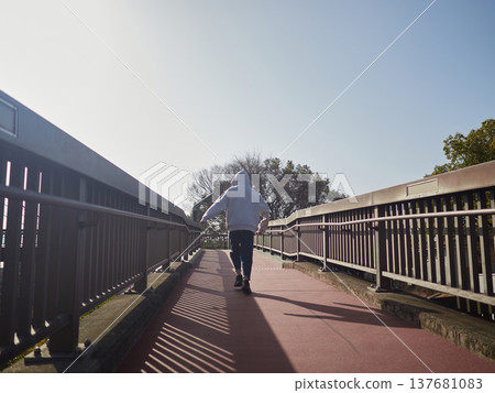 春日午後，一位少女在公園裡快樂玩耍。 137681083