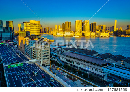 港區的城市景觀和高速公路 137681268