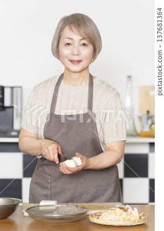 老婦人在廚房切菜備餐 137681364