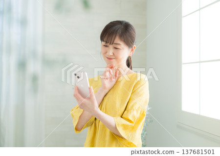 觀看智能手機的婦女 137681501