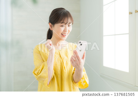 觀看智能手機的婦女 觀看智能手機的婦女 137681505