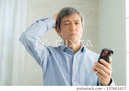 在windowside的高級男性 在windowside的高級男性 137681617