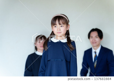 Parent-child images for entrance and graduation ceremonies. Parent-child images for entrance and graduation ceremonies. 137681664