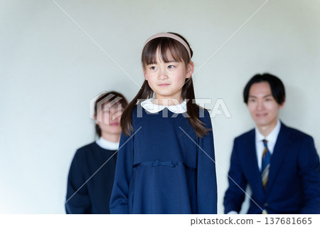Parent-child images for entrance and graduation ceremonies. 137681665