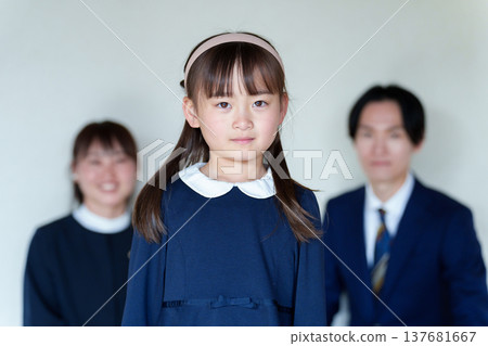 Parent-child images for entrance and graduation ceremonies. Parent-child images for entrance and graduation ceremonies. 137681667