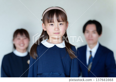Parent-child images for entrance and graduation ceremonies. Parent-child images for entrance and graduation ceremonies. 137681668