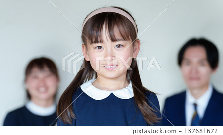 Parent-child images for entrance and graduation ceremonies. 137681672