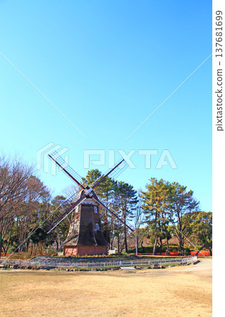 這是愛知縣名古屋市名城公園的景色,圖中可見曾經矗立在那裡的荷蘭式風車。 這是愛知縣名古屋市名城公園的景色,圖中可見曾經矗立在那裡的荷蘭式風車。 137681699