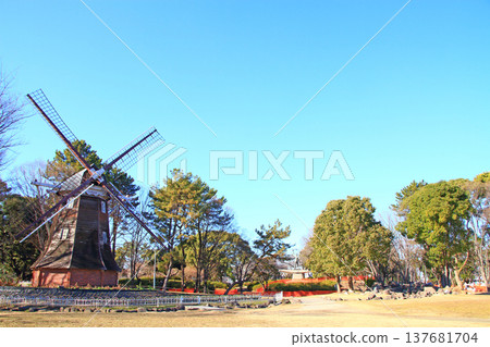 這是愛知縣名古屋市名城公園的景色,圖中可見曾經矗立在那裡的荷蘭式風車。 這是愛知縣名古屋市名城公園的景色,圖中可見曾經矗立在那裡的荷蘭式風車。 137681704