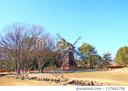 這是愛知縣名古屋市名城公園的景色,圖中可見曾經矗立在那裡的荷蘭式風車。 這是愛知縣名古屋市名城公園的景色,圖中可見曾經矗立在那裡的荷蘭式風車。 137681706
