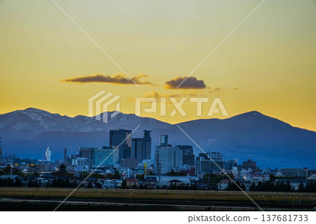 仙台市都市風景和晚上視圖 仙台市都市風景和晚上視圖 137681733